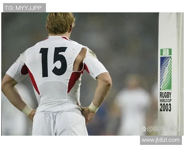 足球明星化身素人生活揭秘真实自我与球场形象的反差与碰撞