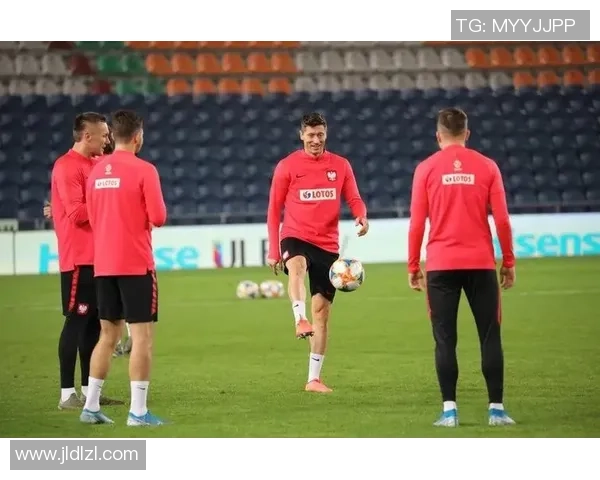 波兰足球明星意外失利引发热议球迷对未来的期待与担忧